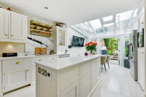 Chic 3-Bed Townhouse,2 Mins to Windsor's Long Walk